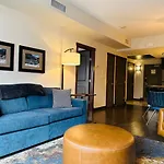 Canmore Mountain Retreat - Heated Pool & Hot-Tub