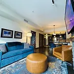 Canmore Mountain Retreat - Heated Pool & Hot-Tub