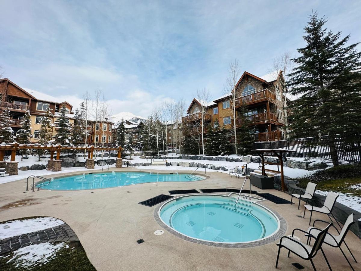Apartment Mountain Retreat - Heated Pool & Hot-tub Canmore