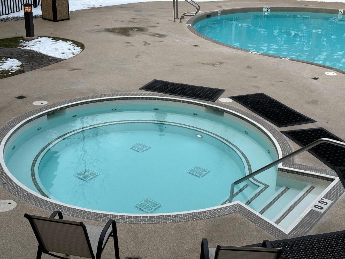 Mountain Retreat - Heated Pool & Hot-tub Apartment Canmore