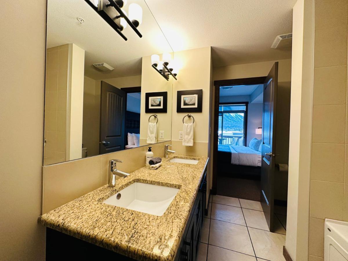 Mountain Retreat - Heated Pool & Hot-tub Apartment Canmore