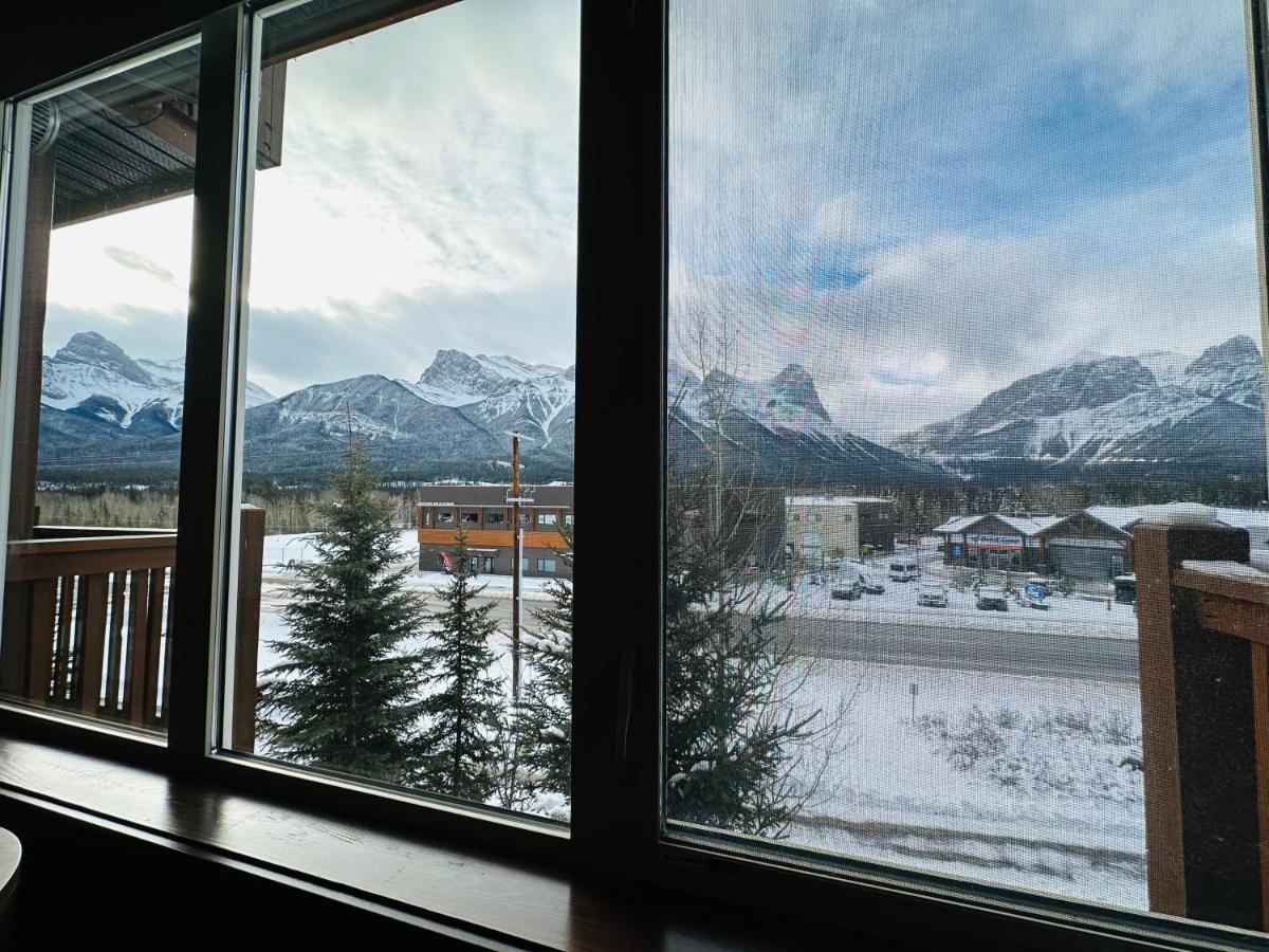Mountain Retreat - Heated Pool & Hot-tub * Canmore