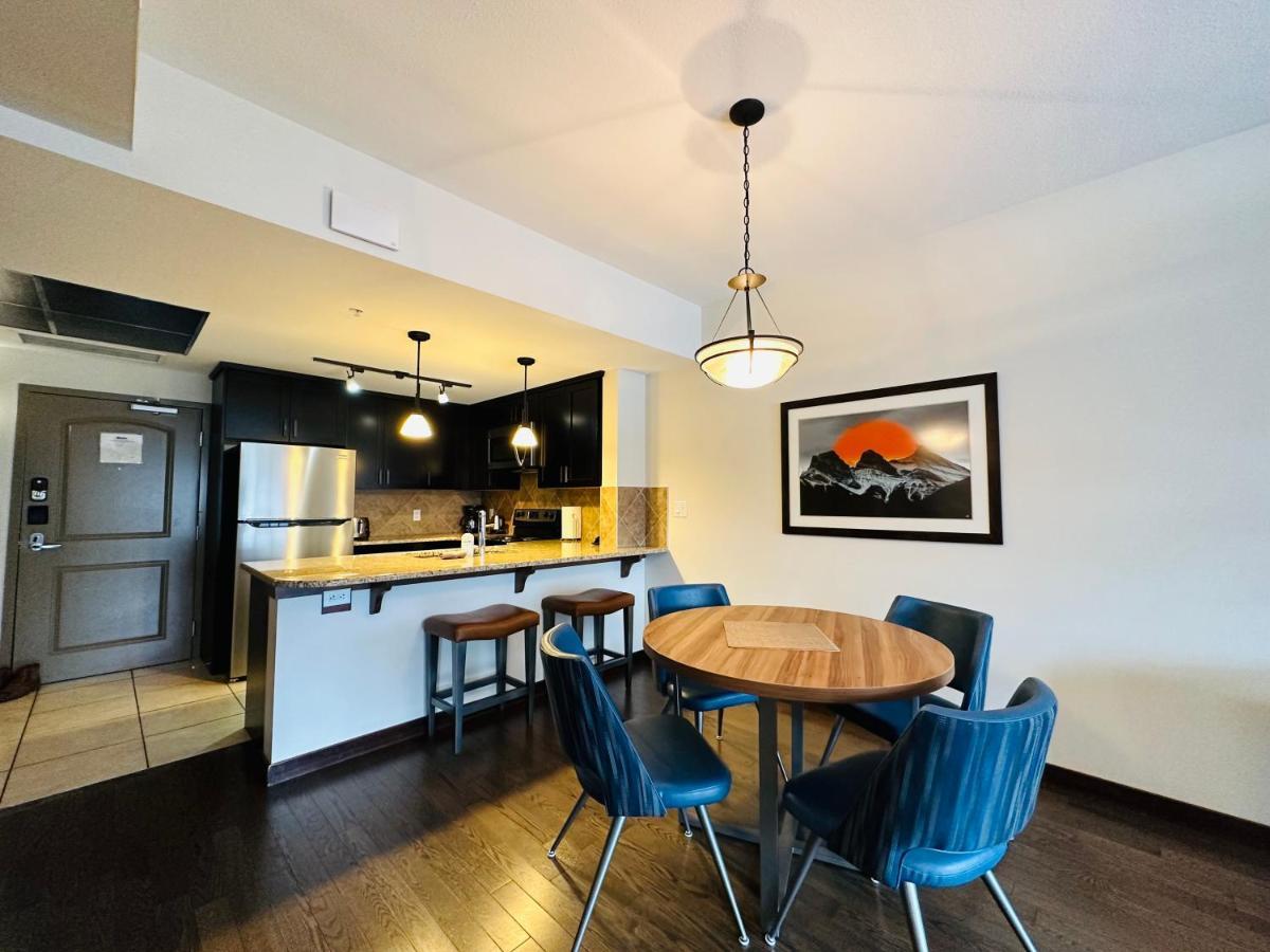 Mountain Retreat - Heated Pool & Hot-tub * Canmore