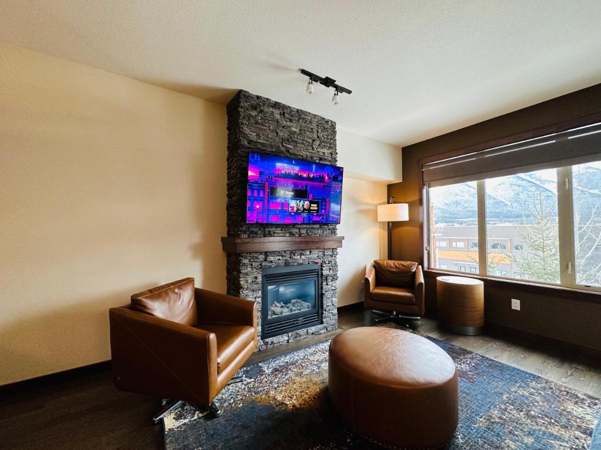 Mountain Retreat - Heated Pool & Hot-tub Canmore